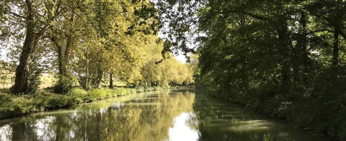 Vue de la croisière sur le Canal du Midi au niveau du seuil de Naurouze.