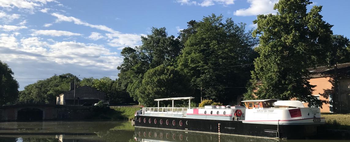 La péniche stationnée à Renneville