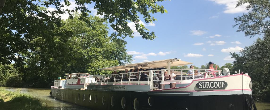 La péniche Surcouf navigant sur le Canal du midi