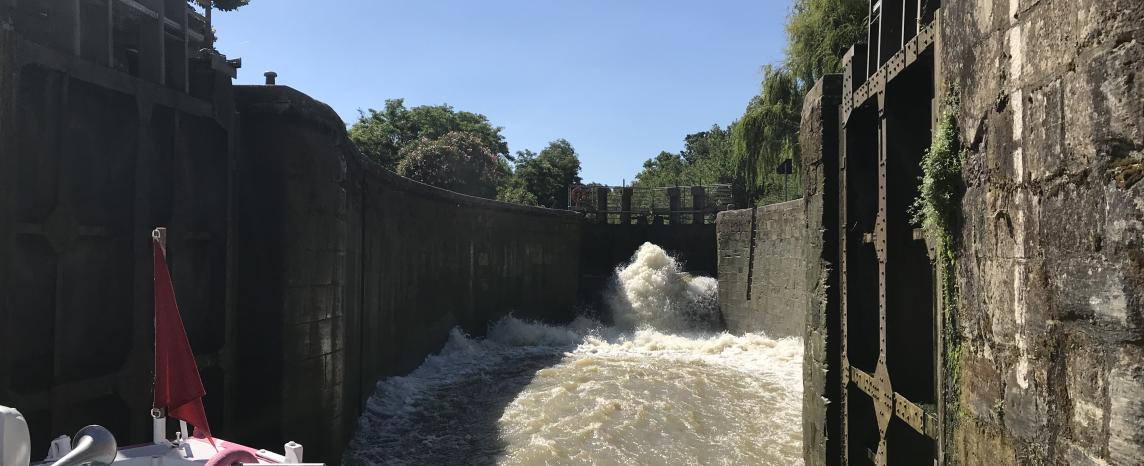 A l'entrée de l'écluse d'Encassan lors de la croisière sur le Canal du Midi