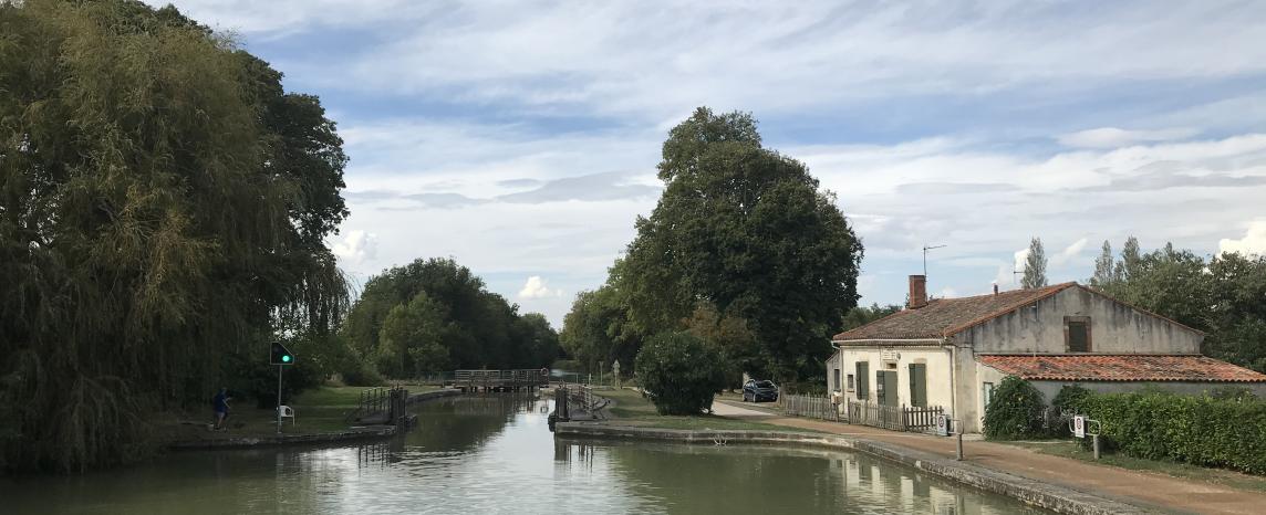Vue depuis la péniche Surcouf arrivant à l'écluse.