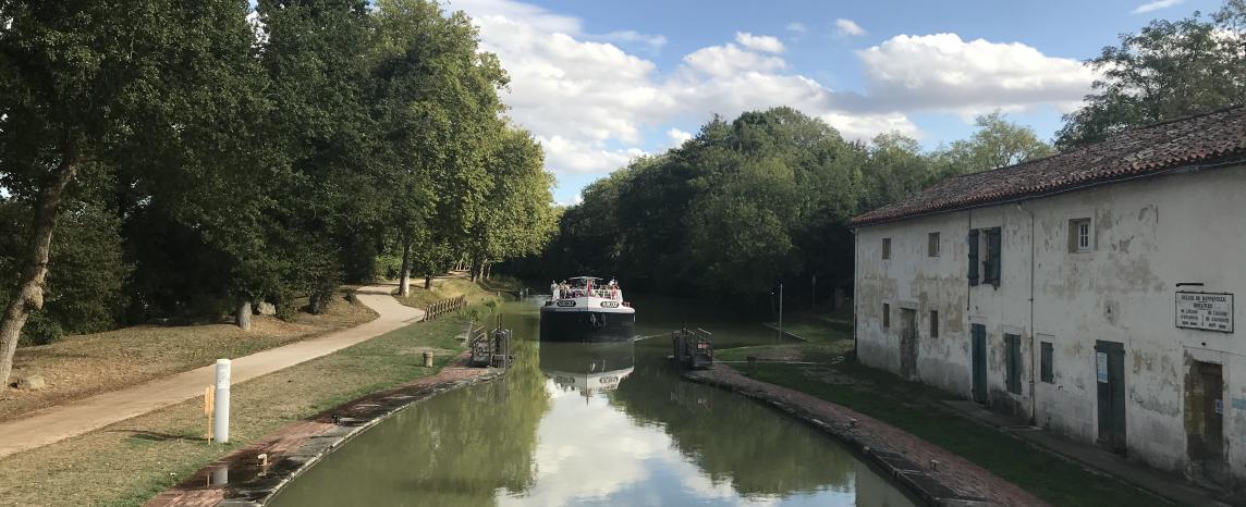 Arrivée de la croisière sur le Canal du Midi à l'écluse de Renneville.