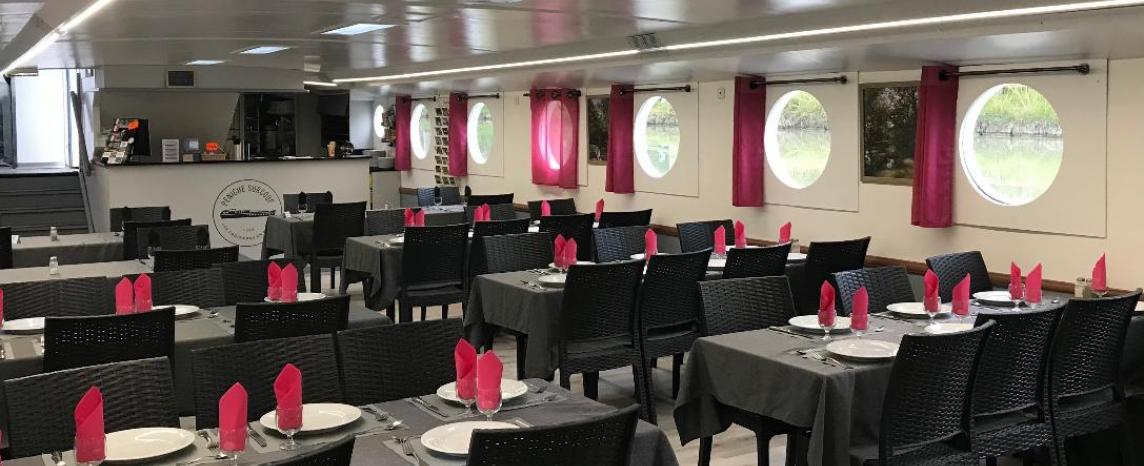 Salle de restaurant pouvant accueillir 80 personnes
