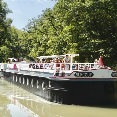 La péniche Surcouf en croisière sur le Canal du Midi pour idée cadeau 
