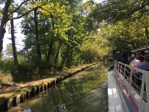 La péniche Surcouf au niveau du seuil de Naurouze