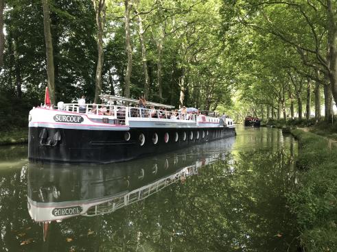 La péniche Surcouf en croisière au seuil de Naurouze