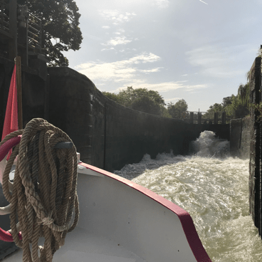 Avant de la Péniche Surcouf dans l'écluse d'Encassan